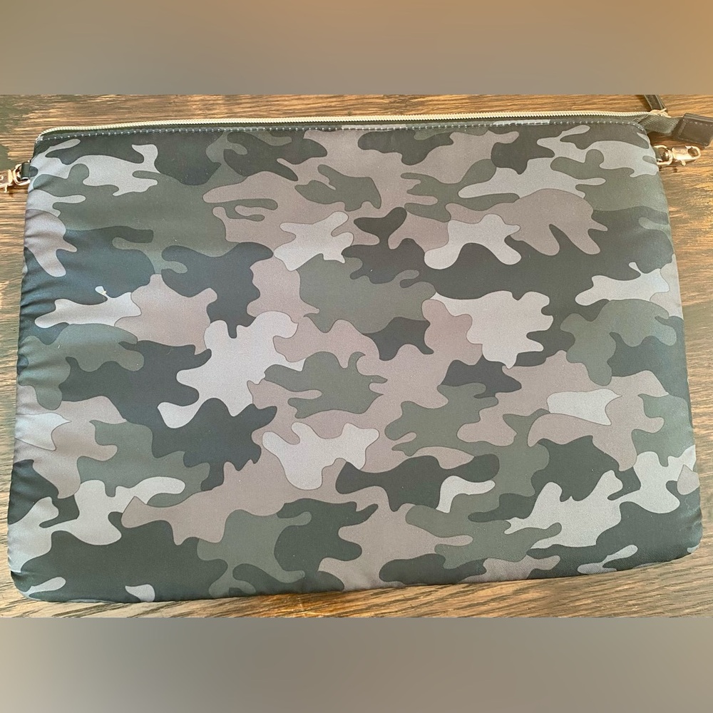 Stella & Dot Lady Boss Camouflage Tote with Laptop Holder - Picture 11 of 14